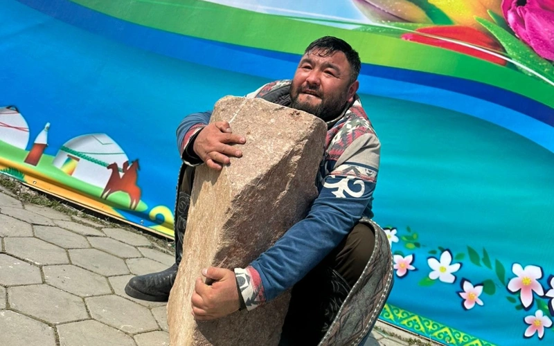在纳乌鲁兹节来临之际，突厥斯坦州举行了古老的“力士之石”举石仪式。这一承载着深厚文化底蕴的传统活动，在奥特拉尔县行政中心沙乌勒德尔乡隆重举行。