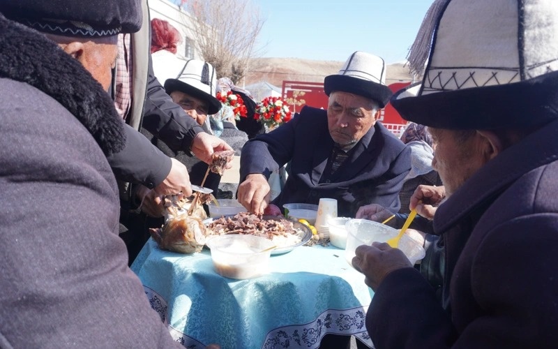Как казахи отмечают Наурыз в Китае Мужчины-казахи за столом на Наурыз