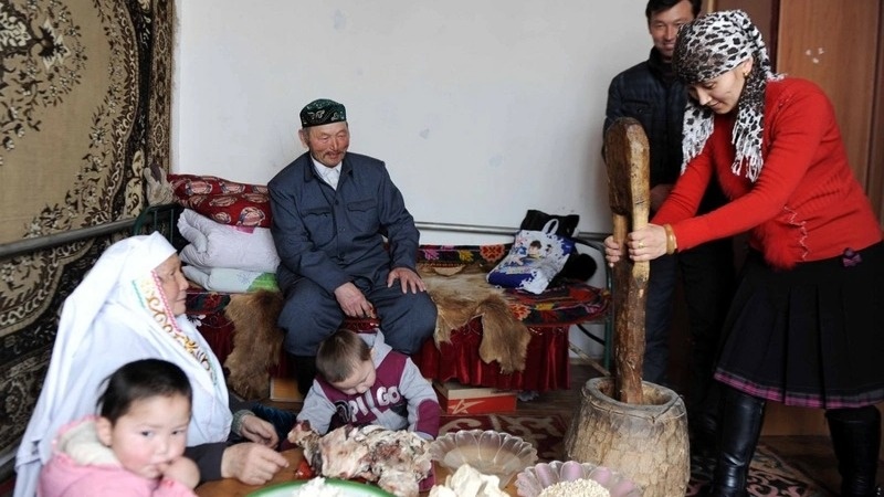 Как казахи отмечают Наурыз в Китае Казахская семья, проживающая в Китае