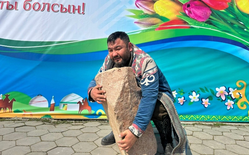 Otyrarda «Balýan tas» kóterý rásimi qaıta jańǵyrdy