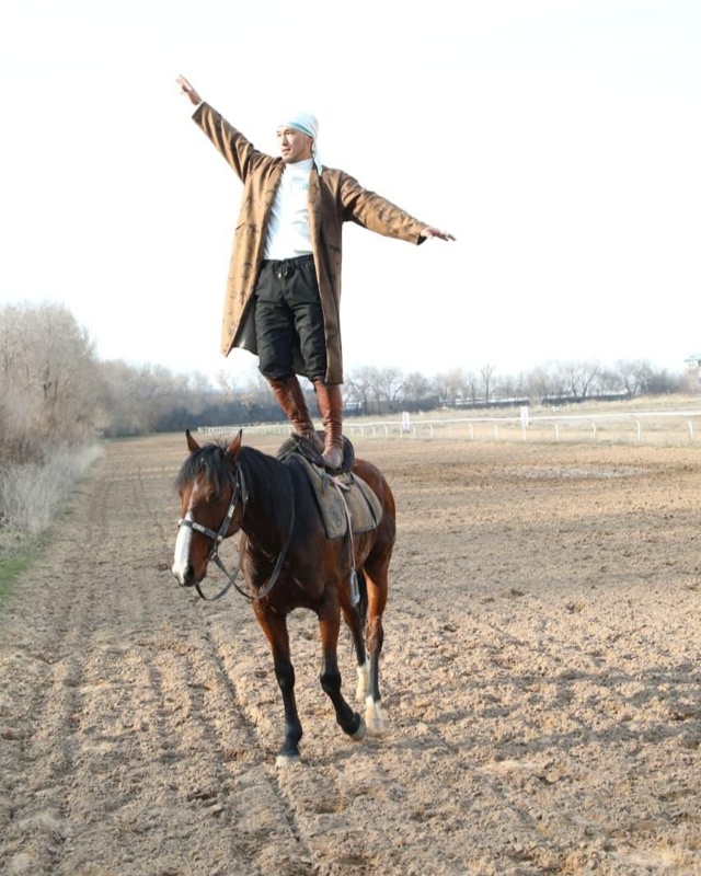 Мировой рекорд Гиннесса: на&nbsp;ипподроме Алматы выполнен трюк без рук на&nbsp;скорости 60 км/ч