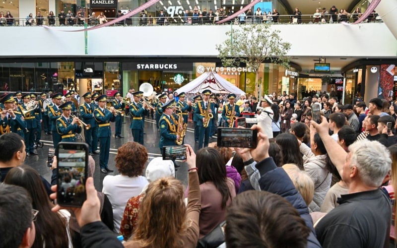 Военный оркестр поздравил жителей с Наурызом в Астане Военный оркестр поздравил жителей с Наурызом в Астане