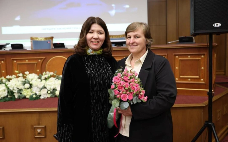 Павлодарда көліктерге жол көрсеткен ауыл мұғалімі төсбелгімен марапатталды