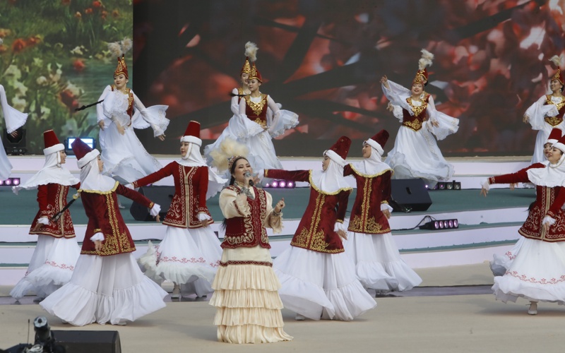 Тысячи алматинцев вышли праздновать Наурыз Тысячи алматинцев вышли праздновать Наурыз