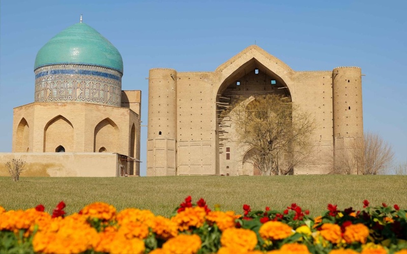 托卡耶夫抵达突厥斯坦州 首站瞻仰亚萨维陵墓