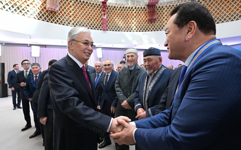 Глава государства вручил государственные награды за вклад в развитие Казахстана