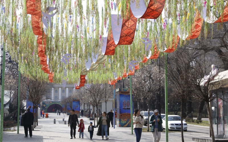 Тысячи алматинцев вышли праздновать Наурыз Тысячи алматинцев вышли праздновать Наурыз