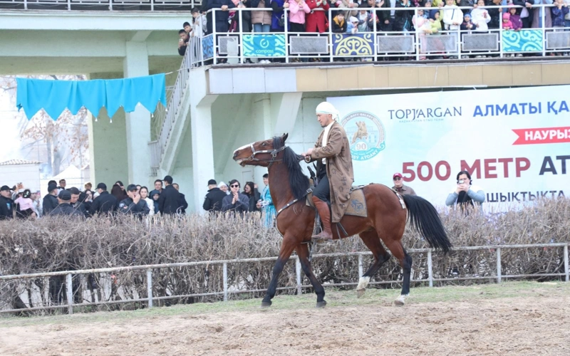 Almaty ıppodromynda saǵatyna 60 shaqyrym jyldamdyqpen qolsyz trıýk oryndaldy