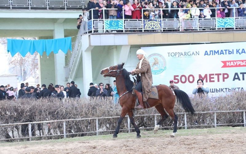 Мировой рекорд Гиннесса: на&nbsp;ипподроме Алматы выполнен трюк без рук на&nbsp;скорости 60 км/ч