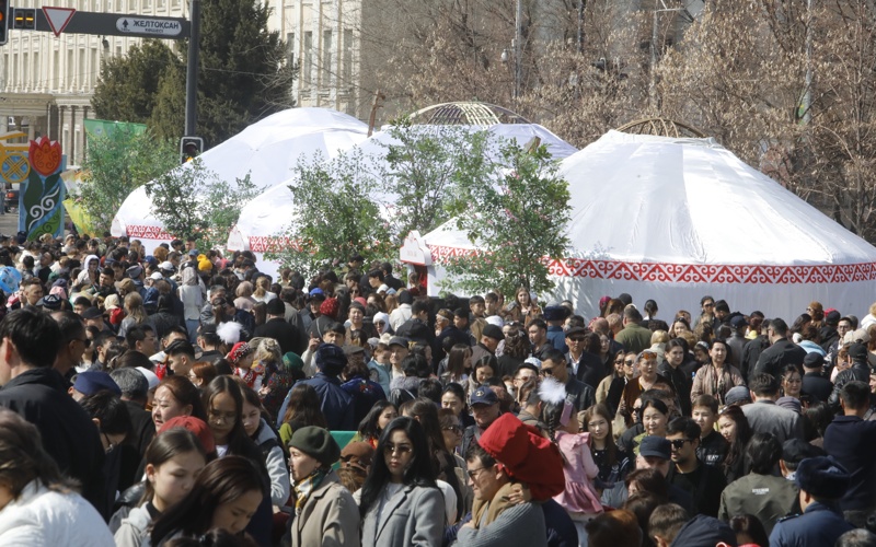 Тысячи алматинцев вышли праздновать Наурыз Тысячи алматинцев вышли праздновать Наурыз