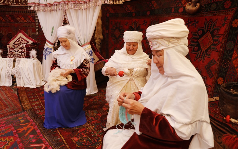 Тысячи алматинцев вышли праздновать Наурыз Тысячи алматинцев вышли праздновать Наурыз