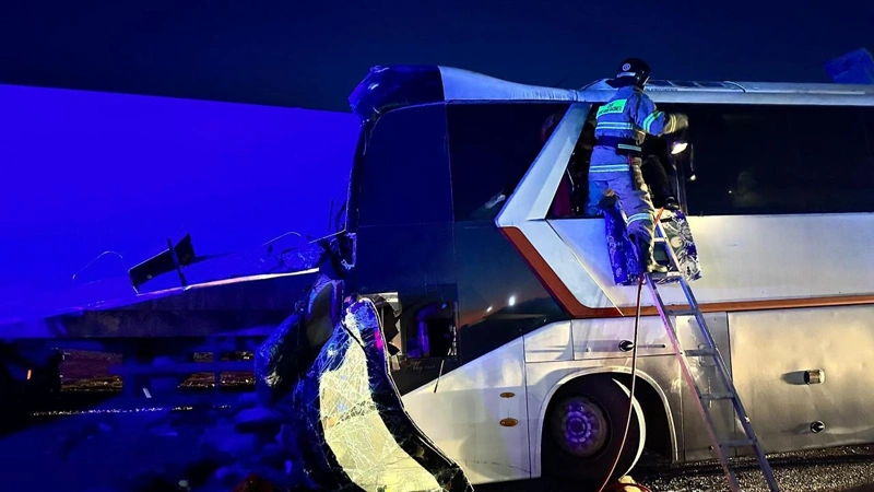 Балқаш маңында автобус жүк көлігімен соқтығысты: адам шығыны бар