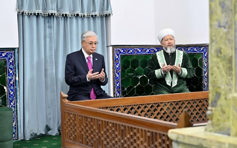 托卡耶夫抵达突厥斯坦州 首站瞻仰亚萨维陵墓