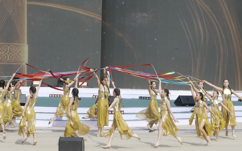 Тысячи алматинцев вышли праздновать Наурыз Тысячи алматинцев вышли праздновать Наурыз