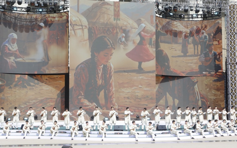 Тысячи алматинцев вышли праздновать Наурыз Тысячи алматинцев вышли праздновать Наурыз