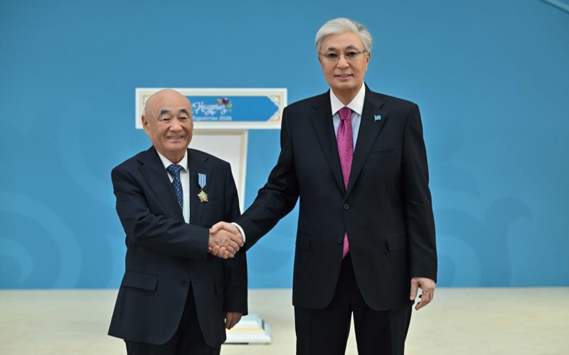 Глава государства вручил государственные награды за вклад в развитие Казахстана