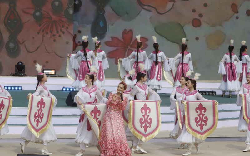 Тысячи алматинцев вышли праздновать Наурыз Тысячи алматинцев вышли праздновать Наурыз