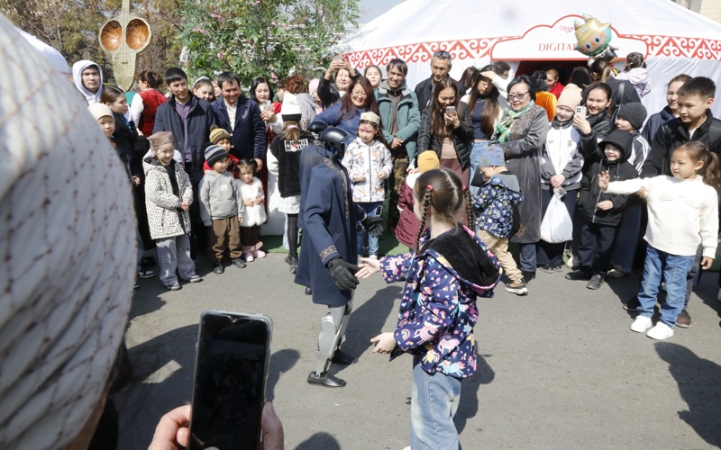 Тысячи алматинцев вышли праздновать Наурыз Тысячи алматинцев вышли праздновать Наурыз