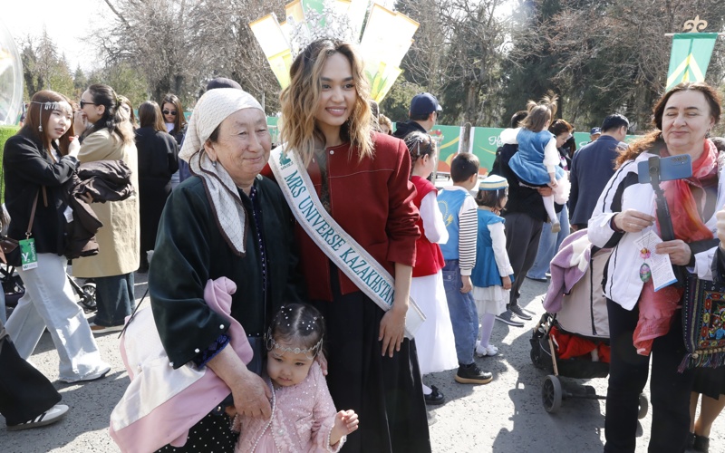 Тысячи алматинцев вышли праздновать Наурыз Тысячи алматинцев вышли праздновать Наурыз