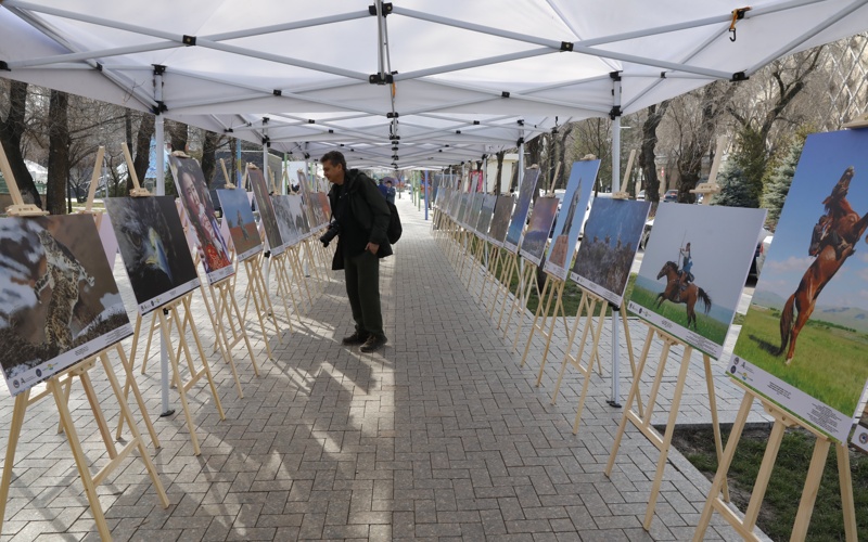 Тысячи алматинцев вышли праздновать Наурыз Тысячи алматинцев вышли праздновать Наурыз