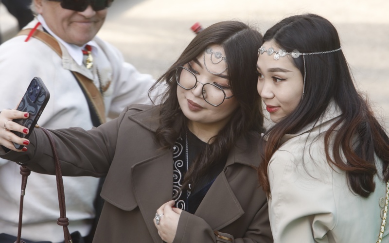 Тысячи алматинцев вышли праздновать Наурыз Тысячи алматинцев вышли праздновать Наурыз