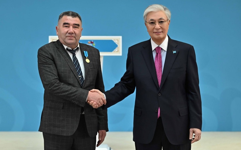 Глава государства вручил государственные награды за вклад в развитие Казахстана