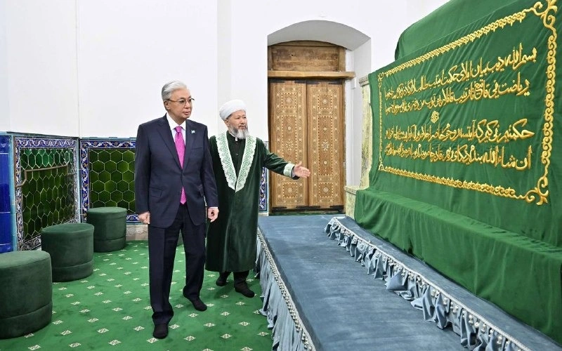 President visits Mausoleum of Khoja Ahmed Yasawi in Turkistan