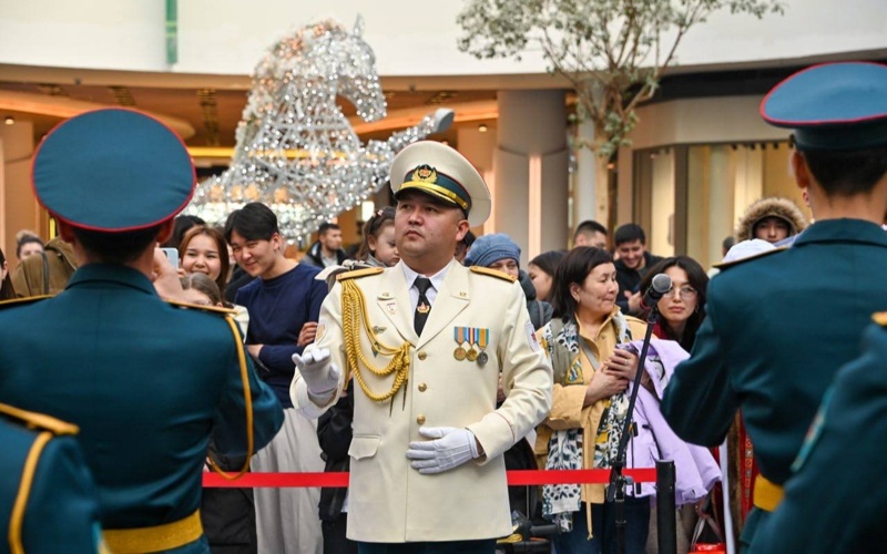 Военный оркестр поздравил жителей с Наурызом в Астане Военный оркестр поздравил жителей с Наурызом в Астане