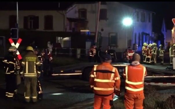 Германияда жолаушылар пойызы жүк көлігімен соқтығысты, зардап шеккендер бар