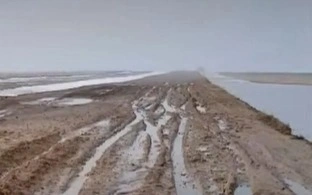 Талая вода разрушила дорогу в ЗКО, отрезав село от магистралей