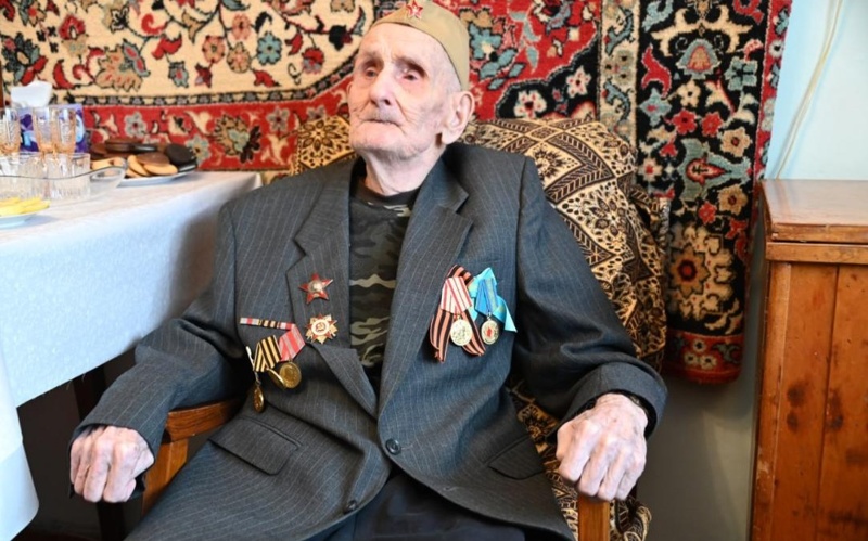 Қарағандыда әскерилер ардагерді ғасырлық мерейтойымен құттықтады