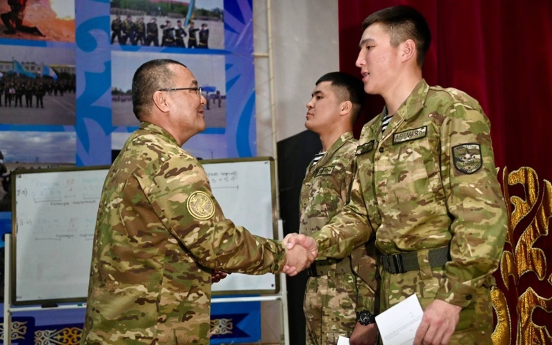 Начальник Генштаба проверил, как живут и работают моряки на кораблях Военно-морских сил Казахстана