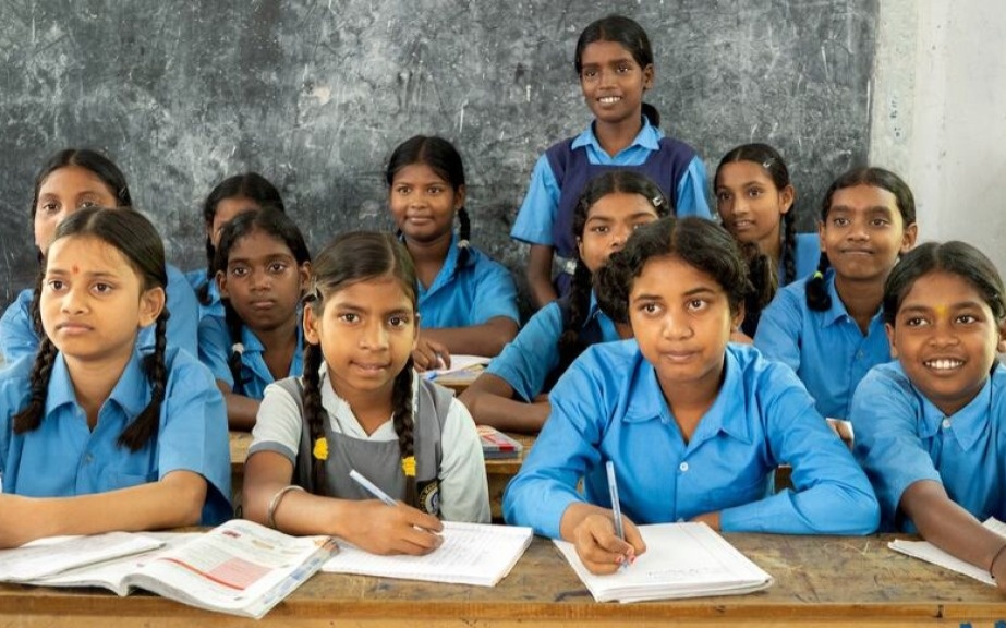 Әлемде мектепке бармайтын балалар саны көбейіп келеді