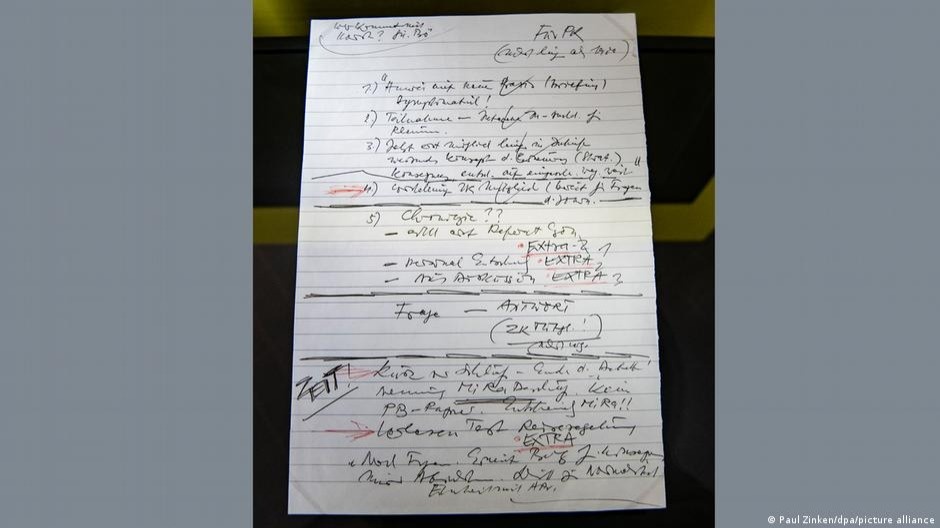 ГДР-дің құлауына әсер еткен блокноттағы жазбаны сатқан адамның есімі жарияланды