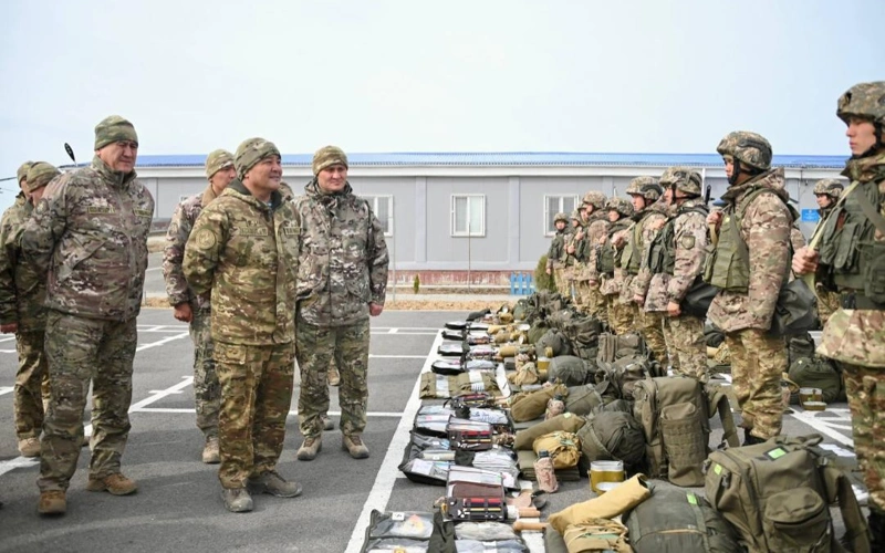 Начальник Генштаба РК проверил, как живут и работают моряки на кораблях Военно-морских сил
