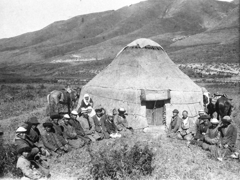 Редкие фотографии 1927 года показывают жизнь казахской степи