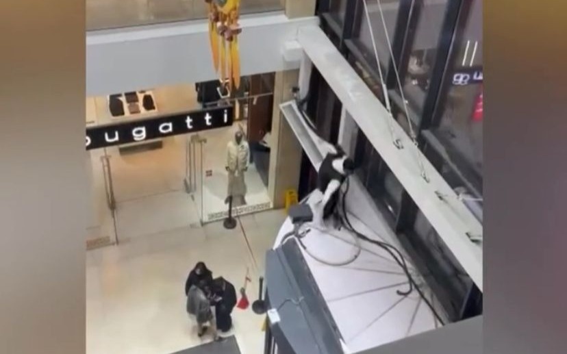 Атырауда 14 жастағы жасөспірім сауда орталығында биіктен секіріп кеткен