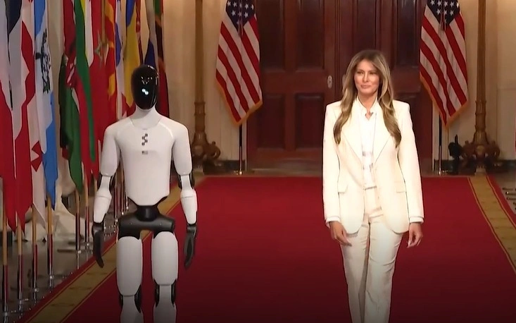 Pervaıa ledı SShA poıavılas na sammıte v soprovojdenıı II-robota