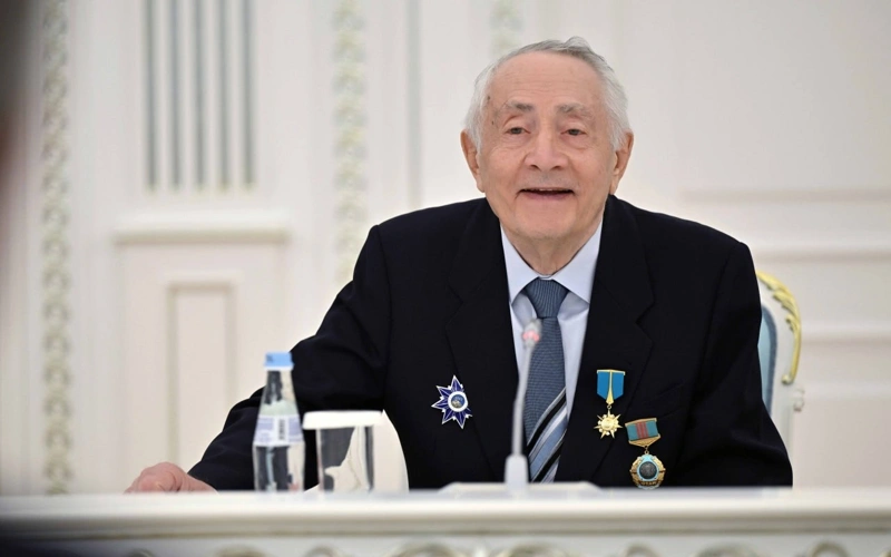 Глава государства вручил звание «Қазақстанның Еңбек Ері» Ерванду Ильинскому