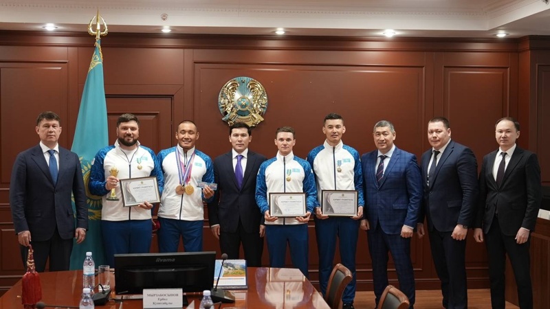  Ербол Мырзабосынов паражаттықтырушылармен кездесті