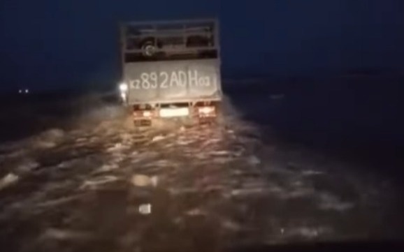 СҚО-да еріген қар суы жолды шайып кетті