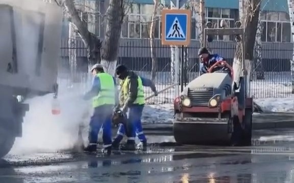 Павлодарда су толы шұңқырларға асфальт төсегендердің әрекеті көптің ашуын туғызды