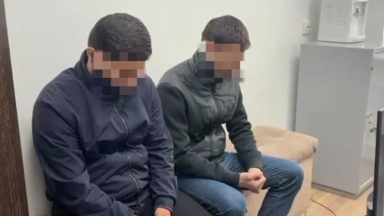 Түркістанда бетін маскамен жапқан екі ер адам бейнекамераларды қасақана бүлдірді