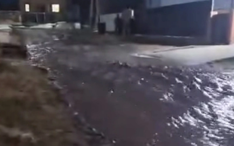 Дорогу из-за прохода талых вод вскрыли в одном из поселков в Костанайской области