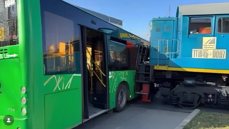 Almatyda poıyz ben avtobýs soqtyǵysty