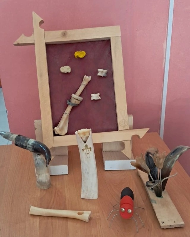 Мастер из Кызылорды передает школьникам искусство работы с костью Мастер из Кызылорды передает школьникам искусство работы с костью