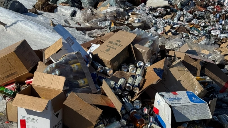 Petropavlda zańsyz saýdalanǵan ondaǵan jáshik alkogol býldozermen joıyldy