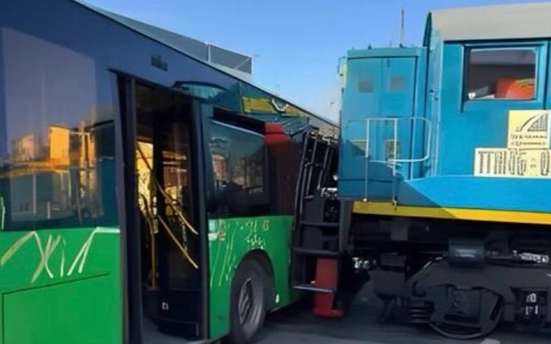 Автобус столкнулся с поездом под Алматы: есть пострадавшие