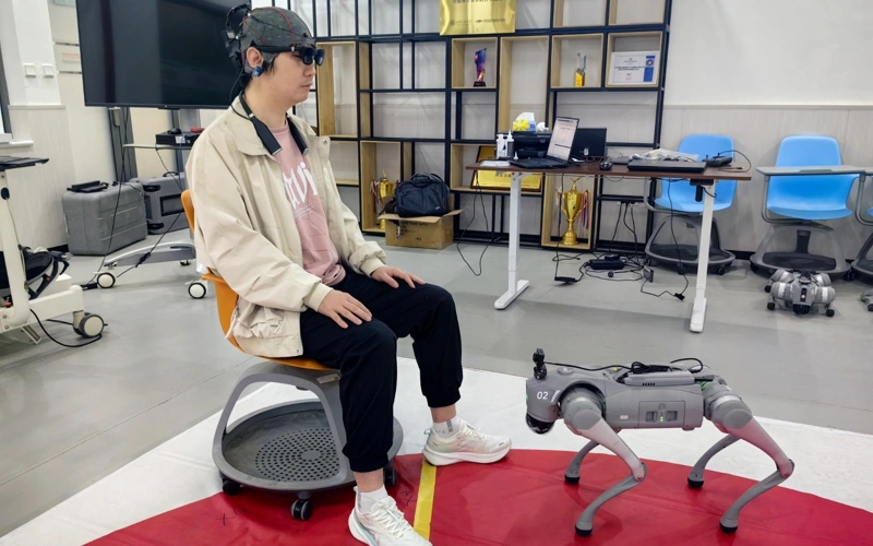 Qytaı oı kúshimen basqarylatyn robot-ıt jasap shyǵardy