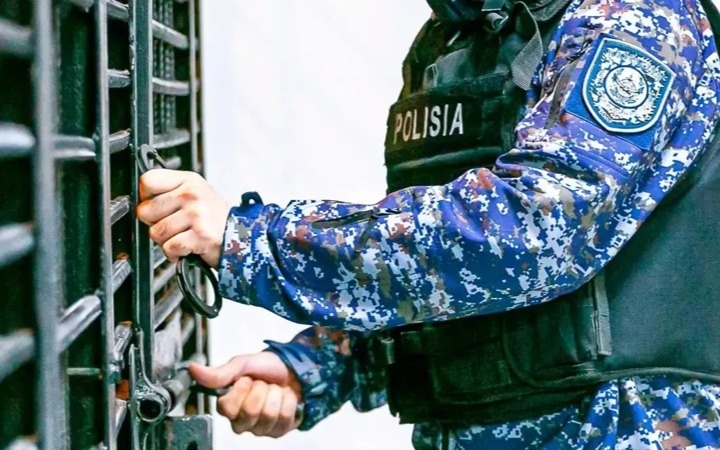 Өскеменде полицейдің қаруын тартып алып, оқ атқан күдіктілер ұсталды